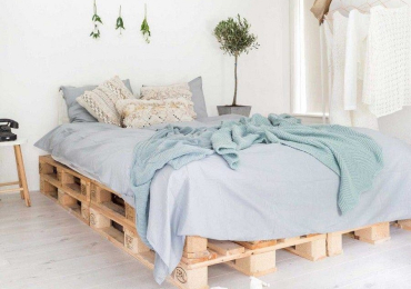 Giường pallet mộc mạc cho phòng ngủ hiện đại